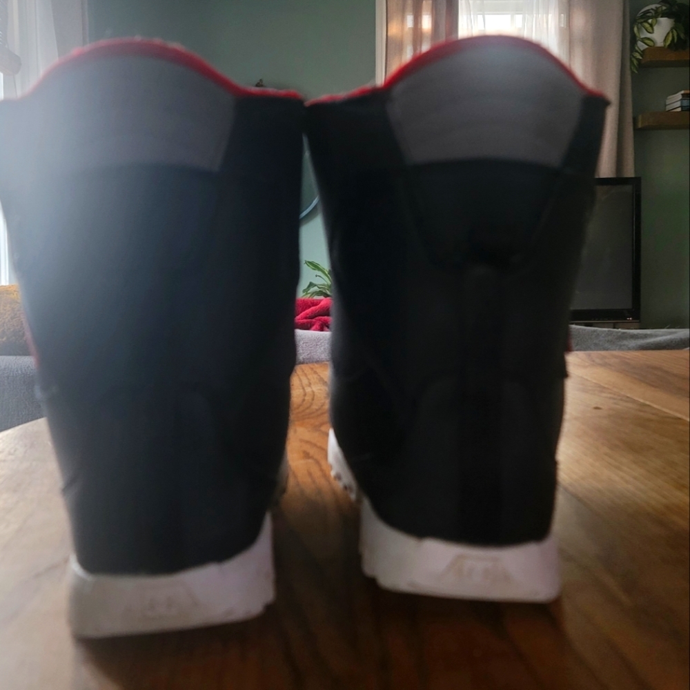 Boys DC snowboarding boots size 6